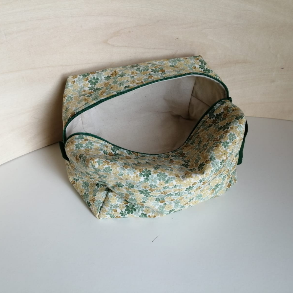 Trousse de toilette / maquillage verte fleurie – 22×15×11 cm
