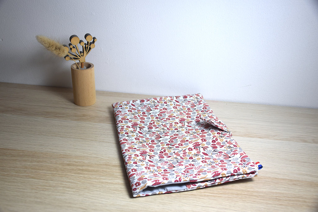 Protège carnet de santé - petites fleurs roses - tissu certifié OEKO-TEX