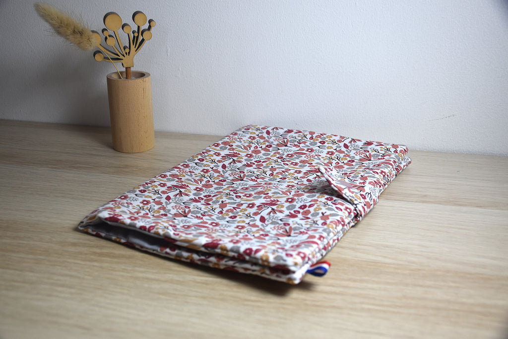 Protège carnet de santé - petites fleurs roses - tissu certifié OEKO-TEX