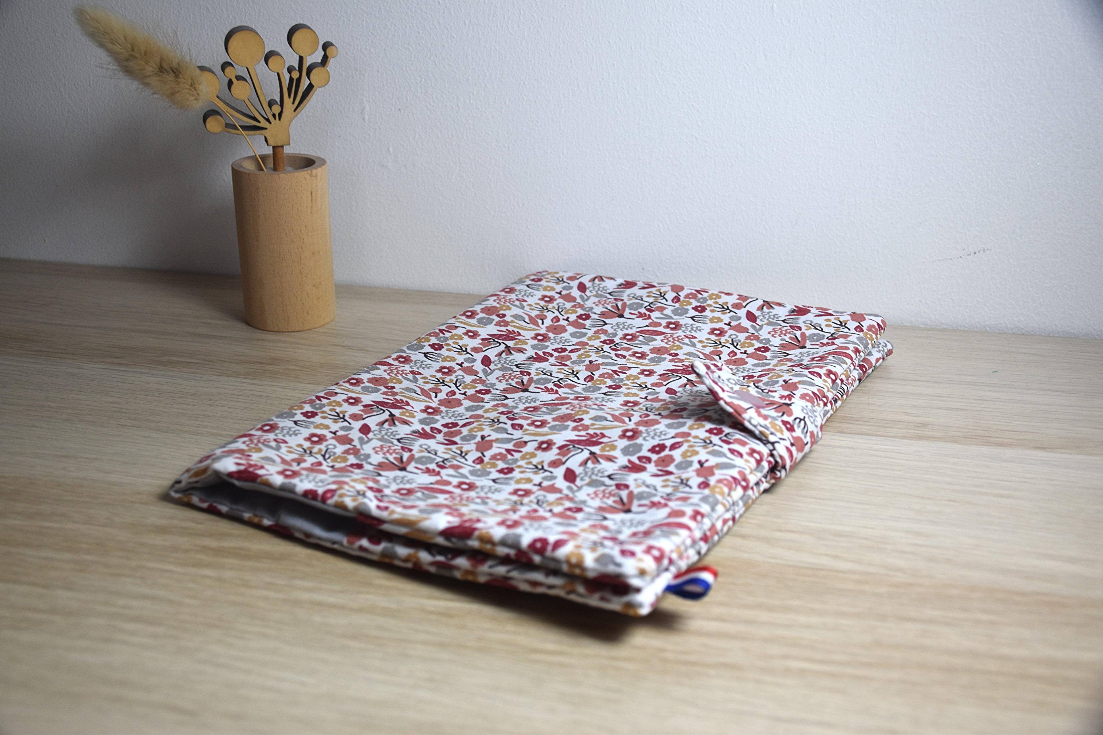 Protège carnet de santé - petites fleurs roses - tissu certifié OEKO-TEX