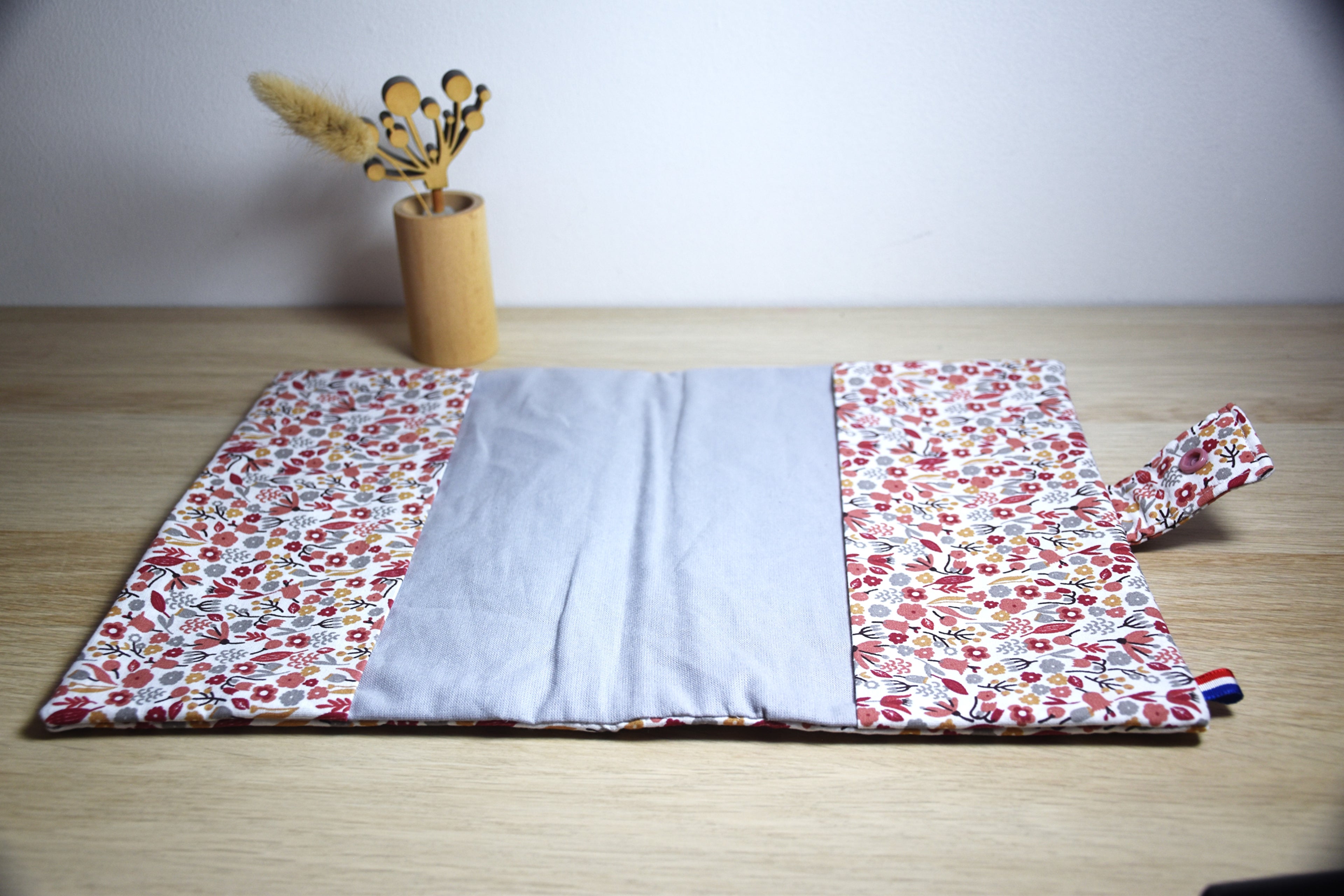 Protège carnet de santé - petites fleurs roses - tissu certifié OEKO-TEX