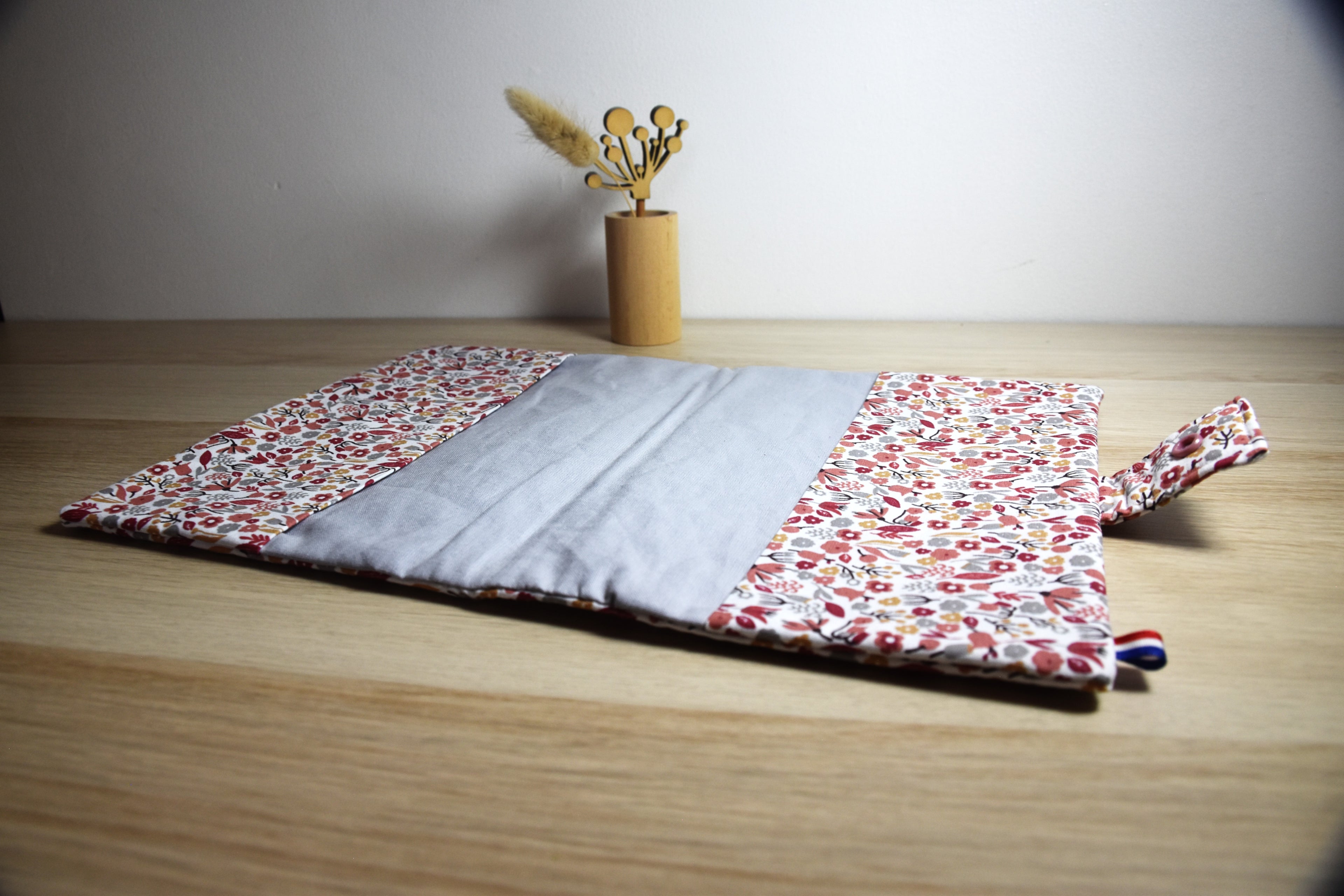 Protège carnet de santé - petites fleurs roses - tissu certifié OEKO-TEX