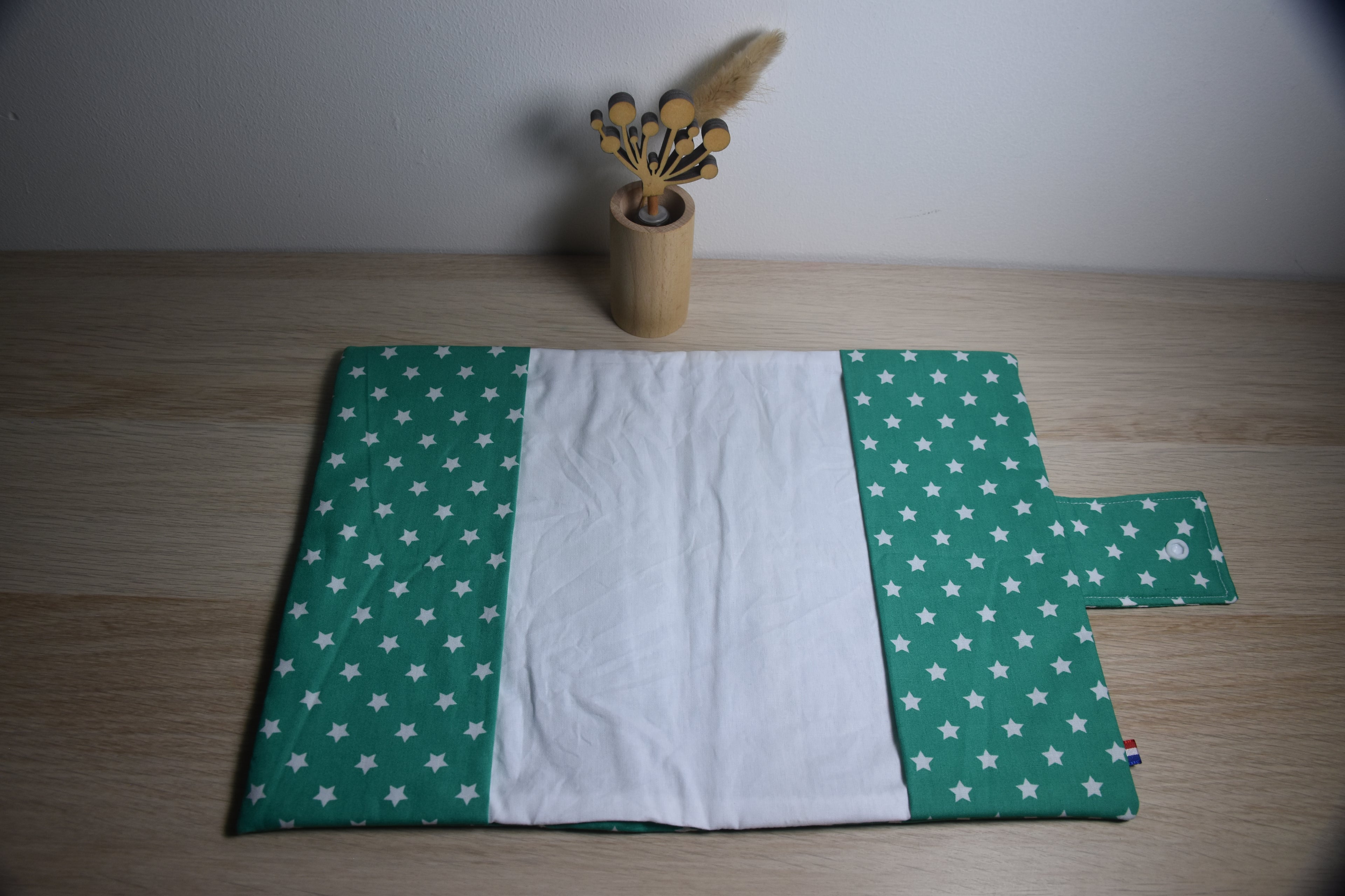 Protège carnet de santé - tissus vert avec étoiles blanches