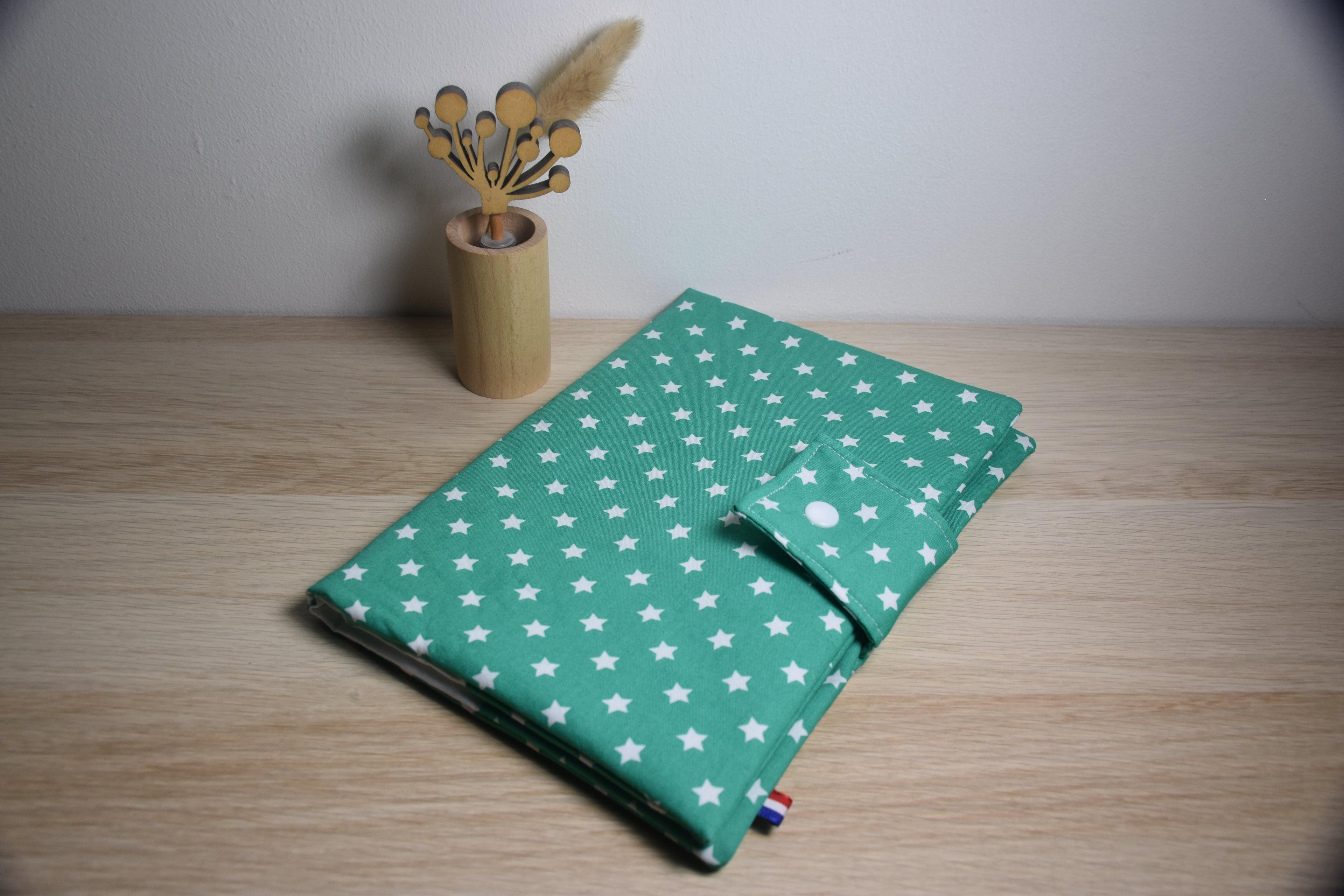 Protège carnet de santé - tissus vert avec étoiles blanches