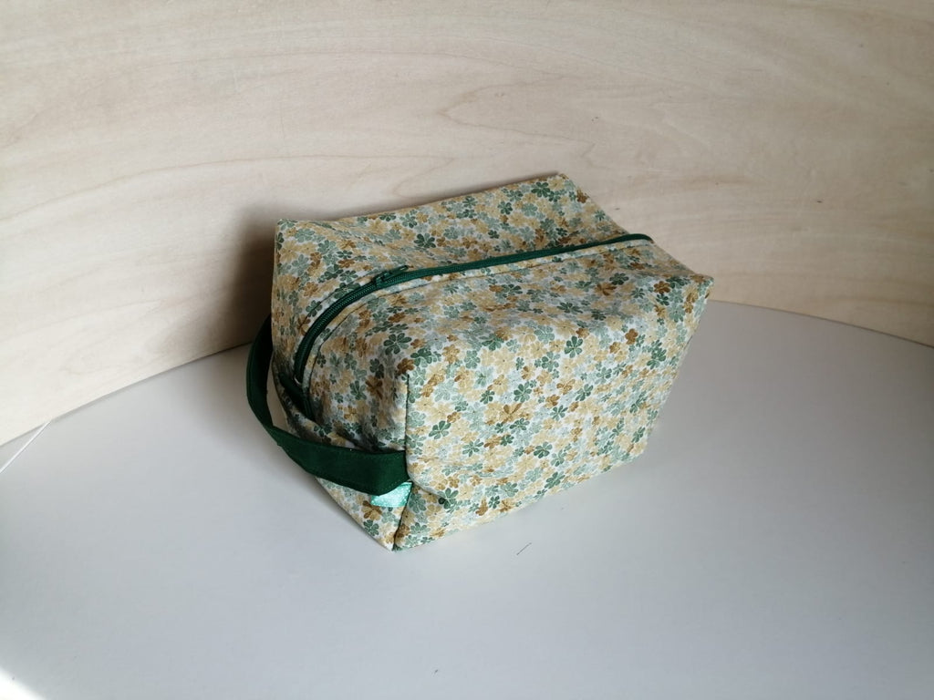 Trousse de toilette / maquillage verte fleurie – 22×15×11 cm