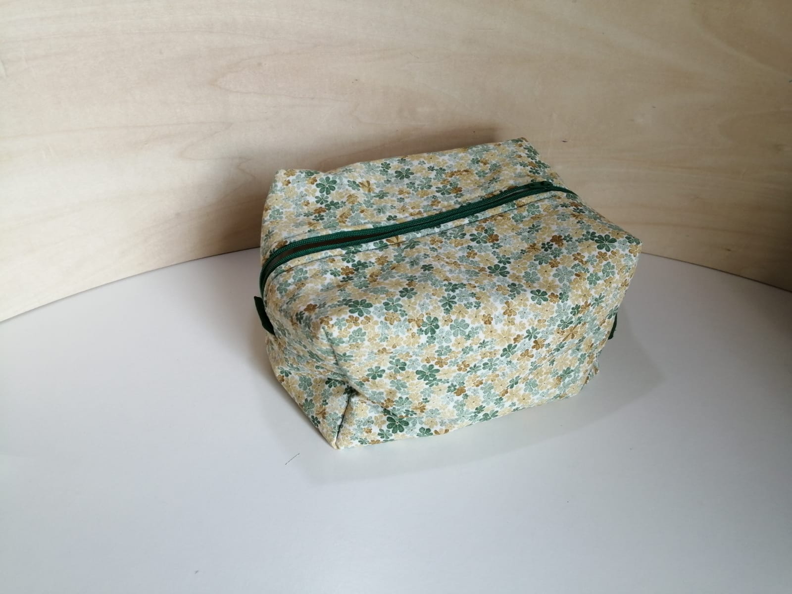 Trousse de toilette / maquillage verte fleurie – 22×15×11 cm
