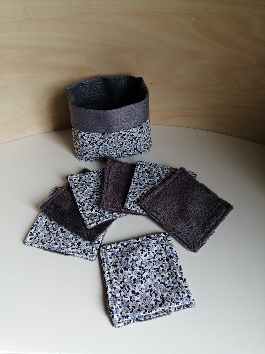 Panier + 5 lingettes réutilisables – coton fleuri & éponge bambou (11×11 cm)