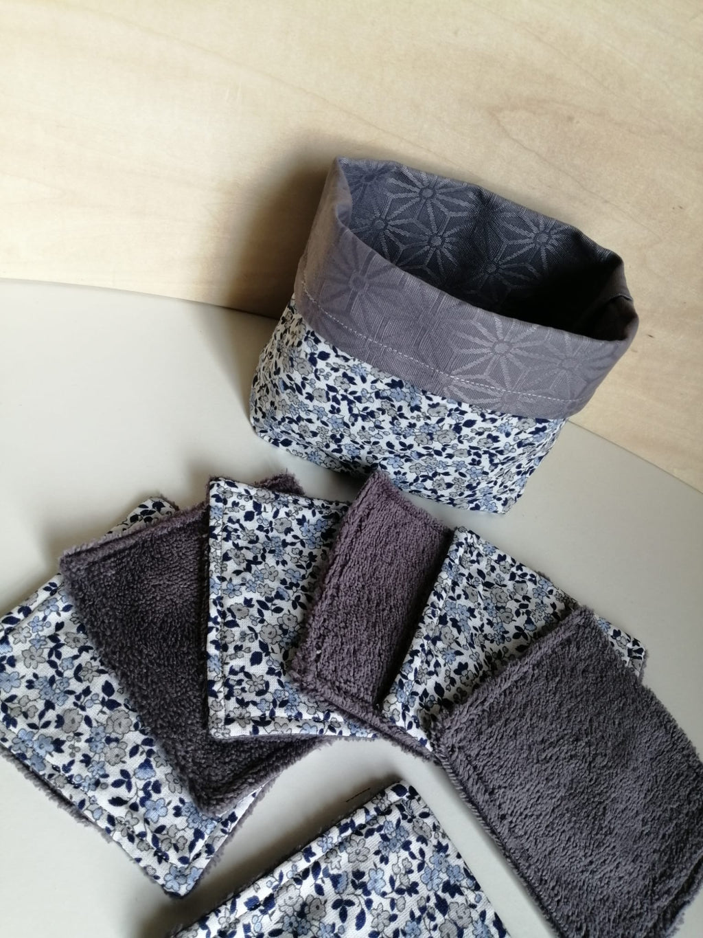 Panier + 5 lingettes réutilisables – coton fleuri & éponge bambou (11×11 cm)